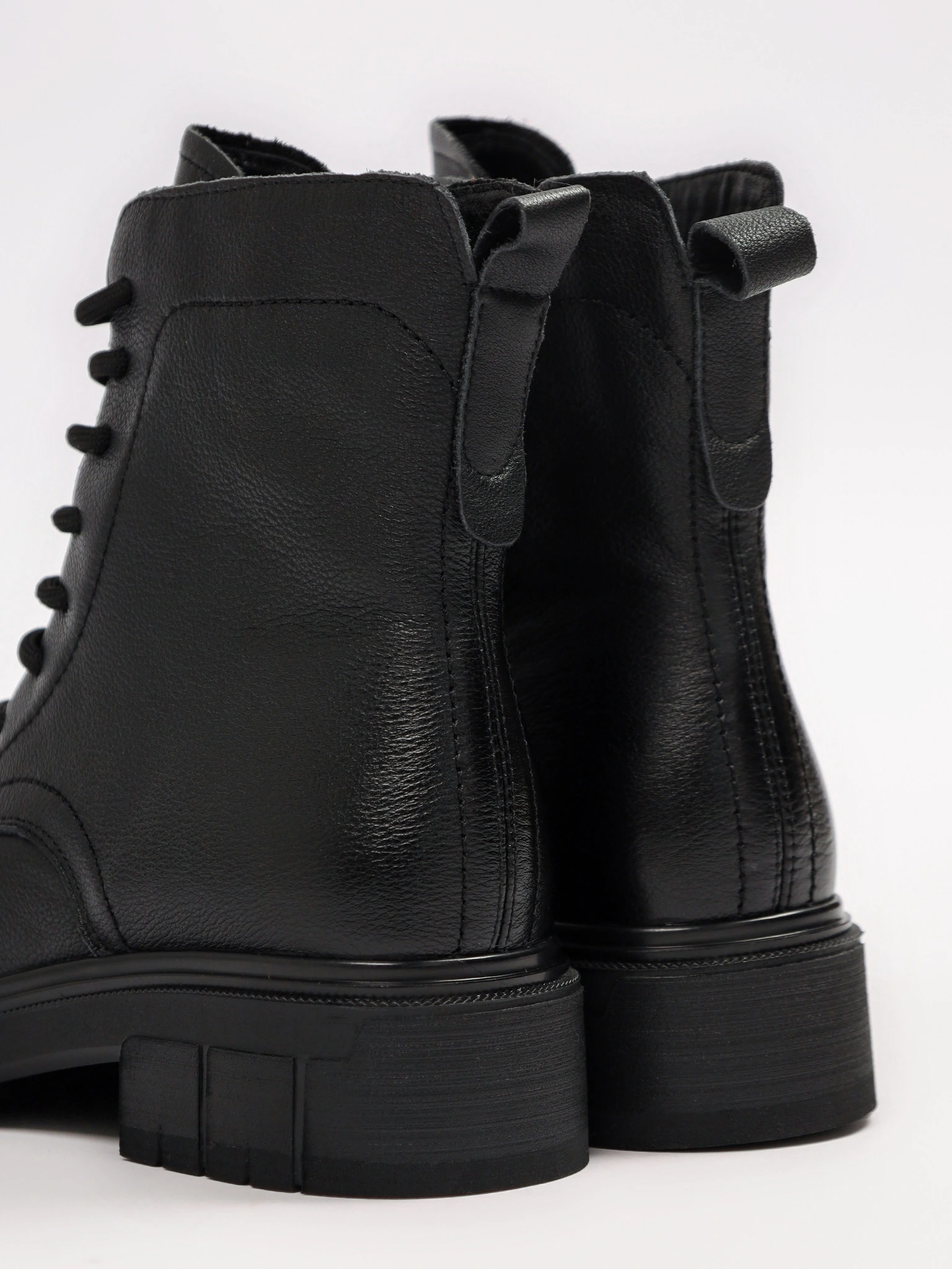 Ботинки-дерби черного цвета на рельефной подошве